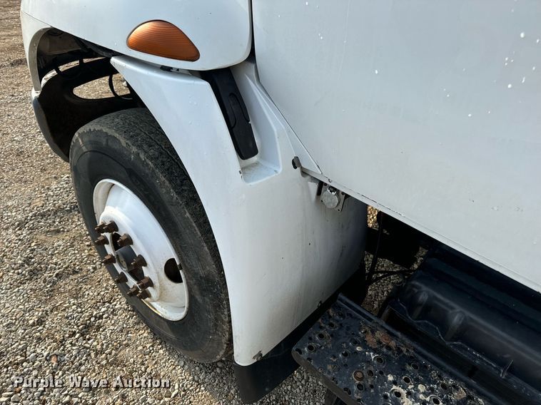 image for item EN4504 2006 International 4400 truck cab and chassis