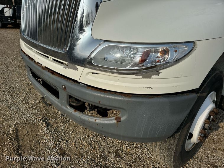 image for item EN4504 2006 International 4400 truck cab and chassis