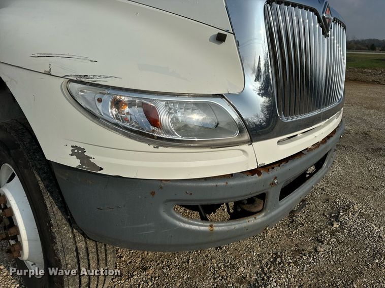 image for item EN4504 2006 International 4400 truck cab and chassis