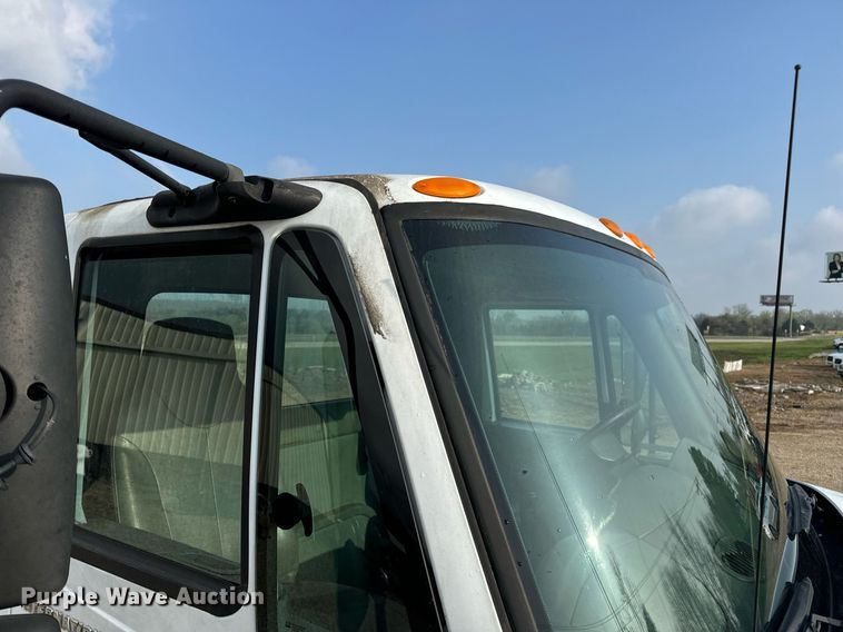 image for item EN4504 2006 International 4400 truck cab and chassis