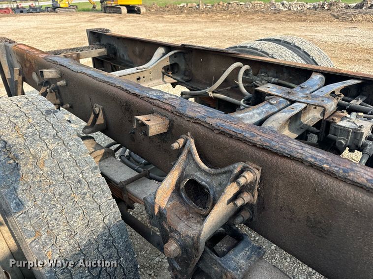 image for item EN4504 2006 International 4400 truck cab and chassis