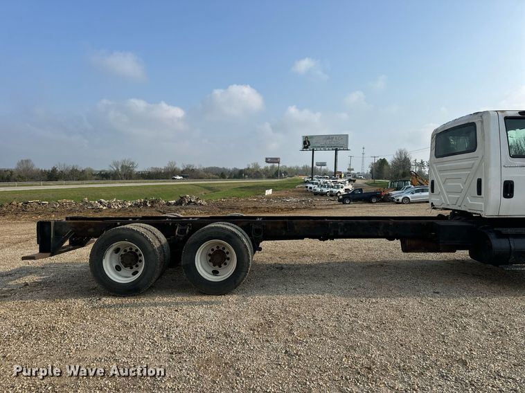 image for item EN4504 2006 International 4400 truck cab and chassis