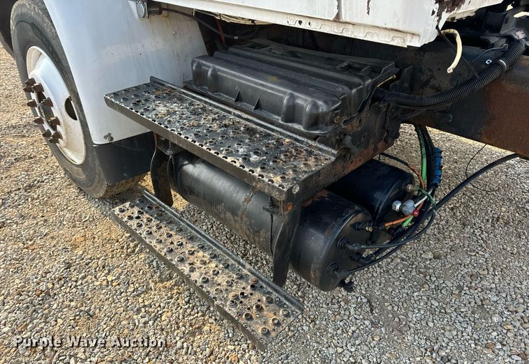 image for item EN4504 2006 International 4400 truck cab and chassis