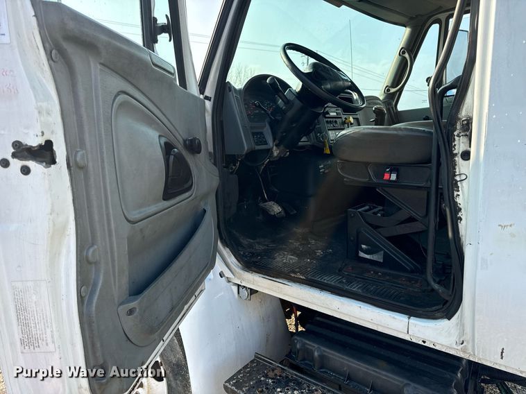 image for item EN4504 2006 International 4400 truck cab and chassis