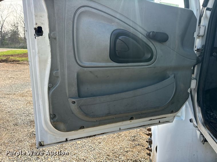 image for item EN4504 2006 International 4400 truck cab and chassis