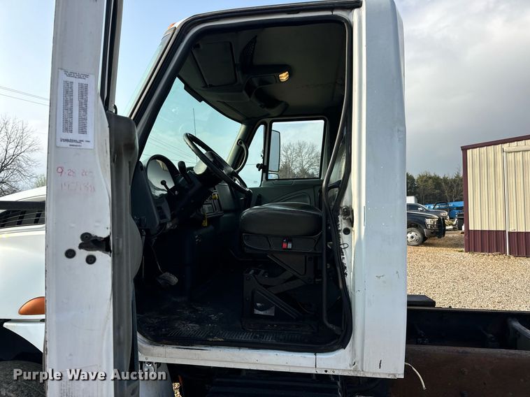 image for item EN4504 2006 International 4400 truck cab and chassis