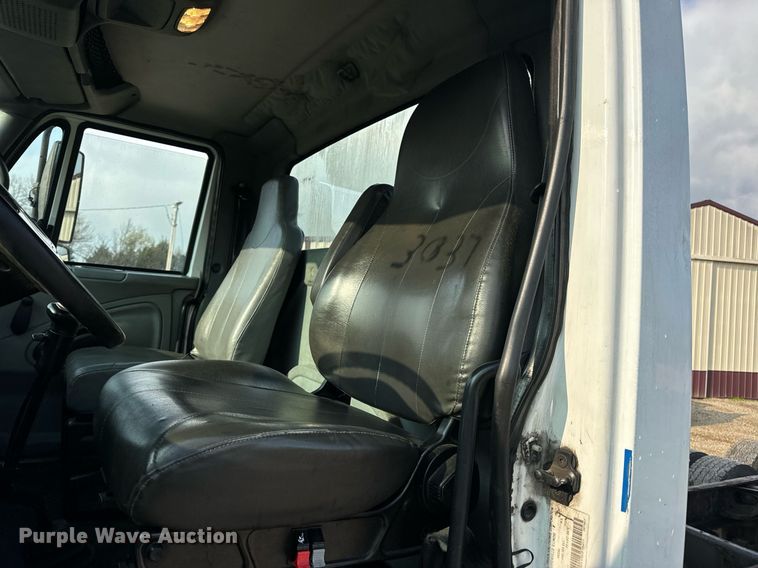 image for item EN4504 2006 International 4400 truck cab and chassis