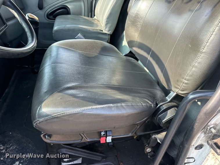 image for item EN4504 2006 International 4400 truck cab and chassis