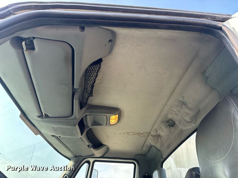 image for item EN4504 2006 International 4400 truck cab and chassis