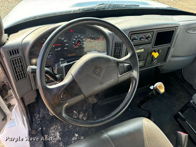 image for item EN4504 2006 International 4400 truck cab and chassis