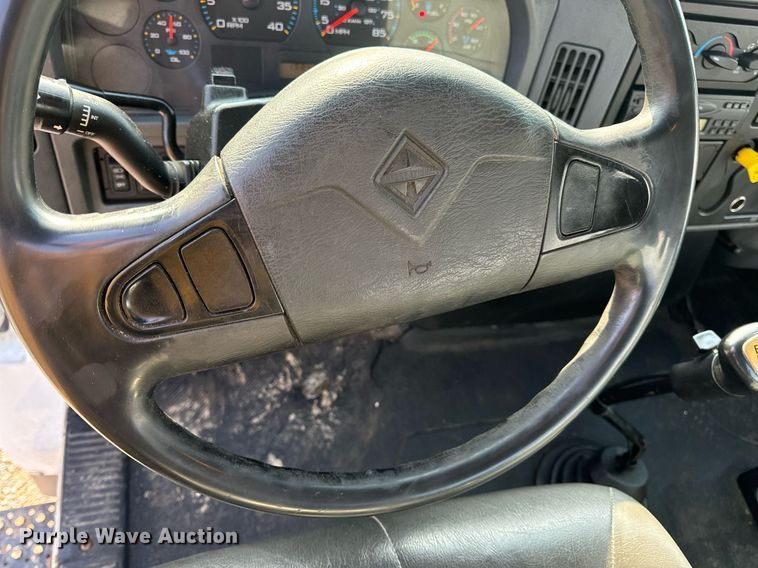 image for item EN4504 2006 International 4400 truck cab and chassis