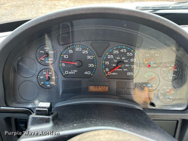 image for item EN4504 2006 International 4400 truck cab and chassis