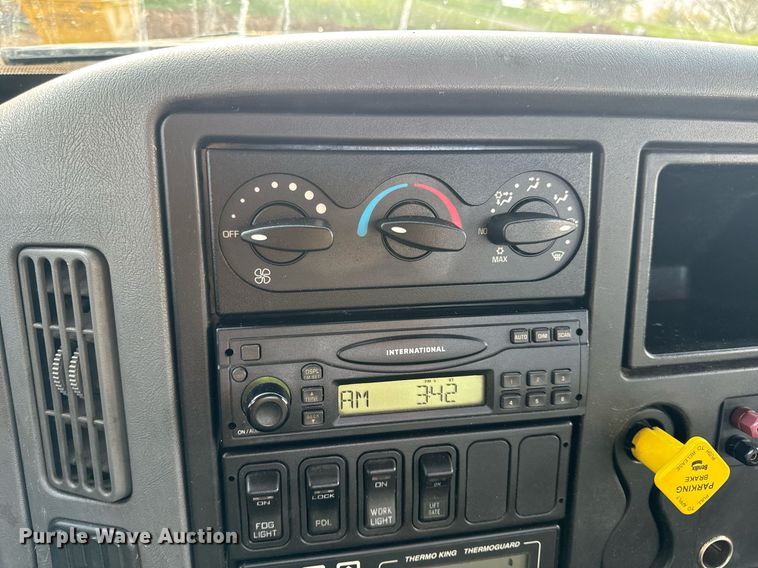 image for item EN4504 2006 International 4400 truck cab and chassis