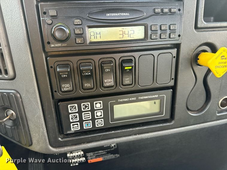 image for item EN4504 2006 International 4400 truck cab and chassis