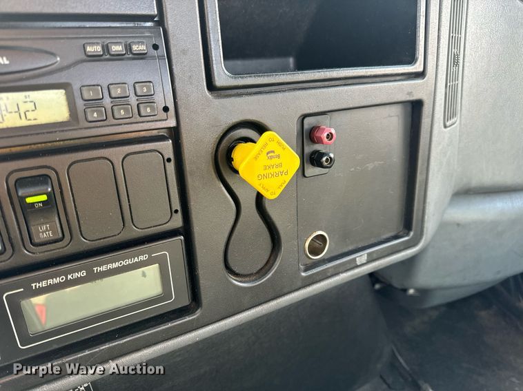 image for item EN4504 2006 International 4400 truck cab and chassis