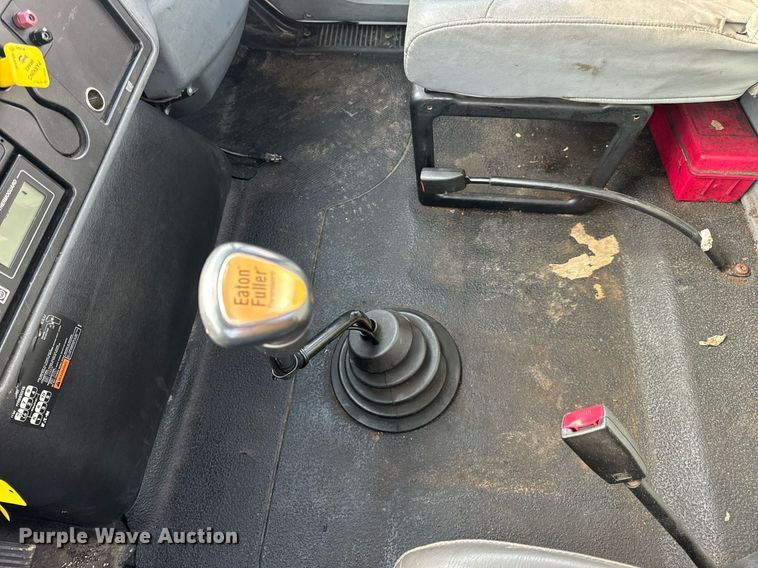 image for item EN4504 2006 International 4400 truck cab and chassis