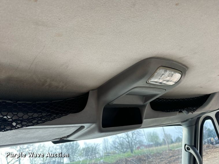 image for item EN4504 2006 International 4400 truck cab and chassis