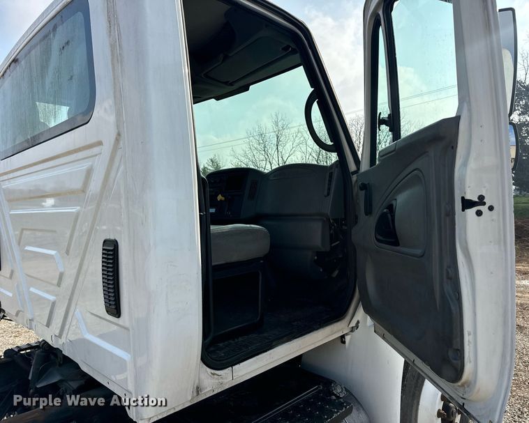 image for item EN4504 2006 International 4400 truck cab and chassis