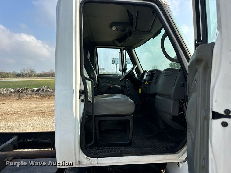 image for item EN4504 2006 International 4400 truck cab and chassis