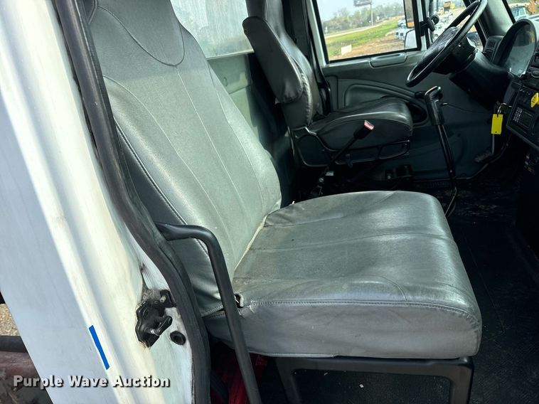 image for item EN4504 2006 International 4400 truck cab and chassis