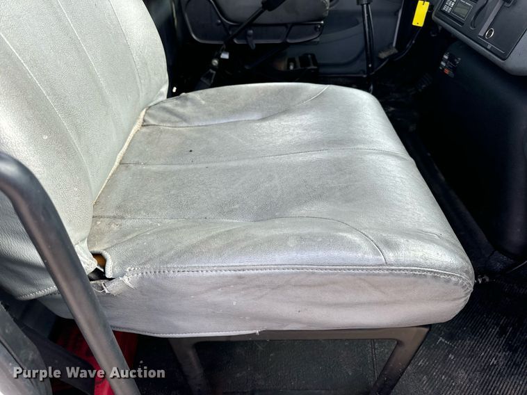 image for item EN4504 2006 International 4400 truck cab and chassis