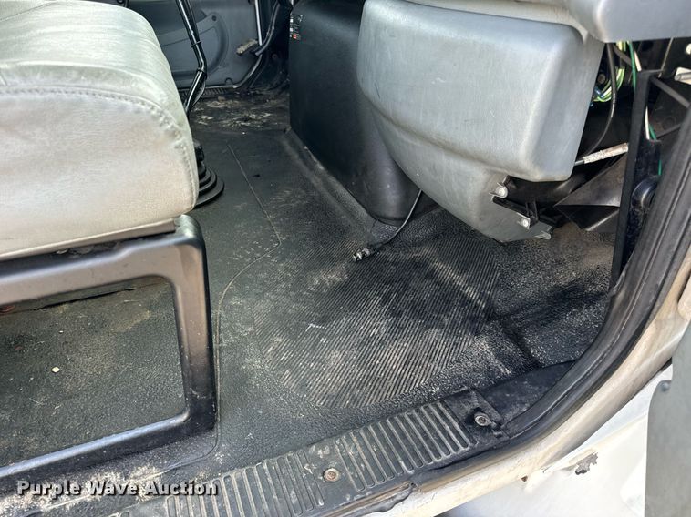 image for item EN4504 2006 International 4400 truck cab and chassis