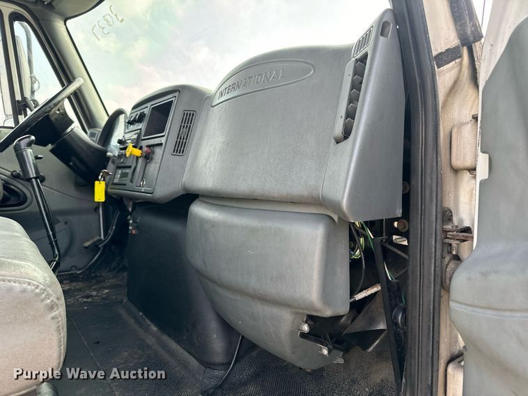 image for item EN4504 2006 International 4400 truck cab and chassis