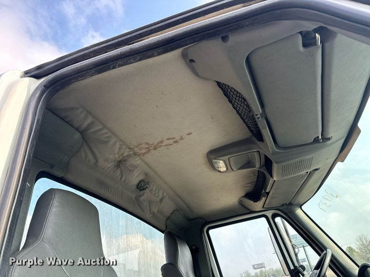 image for item EN4504 2006 International 4400 truck cab and chassis