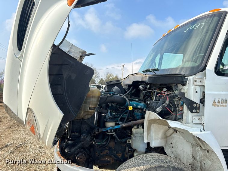 image for item EN4504 2006 International 4400 truck cab and chassis