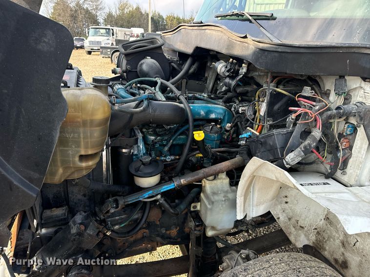 image for item EN4504 2006 International 4400 truck cab and chassis