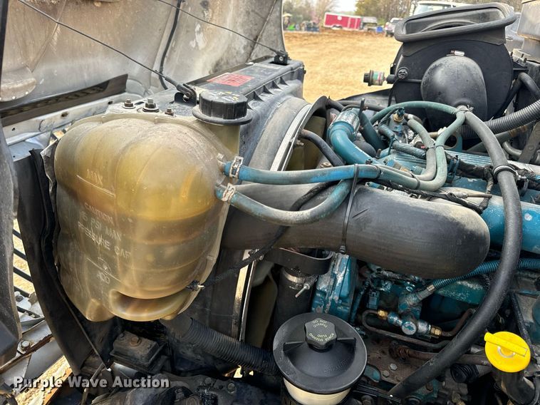 image for item EN4504 2006 International 4400 truck cab and chassis