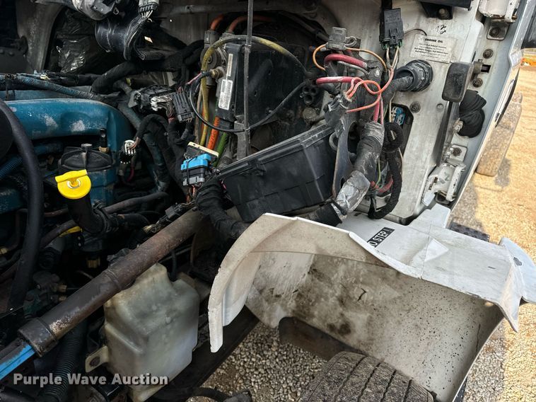 image for item EN4504 2006 International 4400 truck cab and chassis