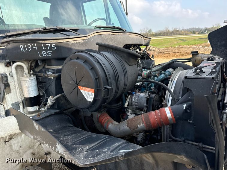 image for item EN4504 2006 International 4400 truck cab and chassis