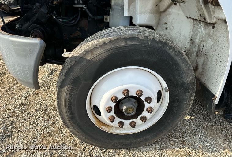 image for item EN4504 2006 International 4400 truck cab and chassis