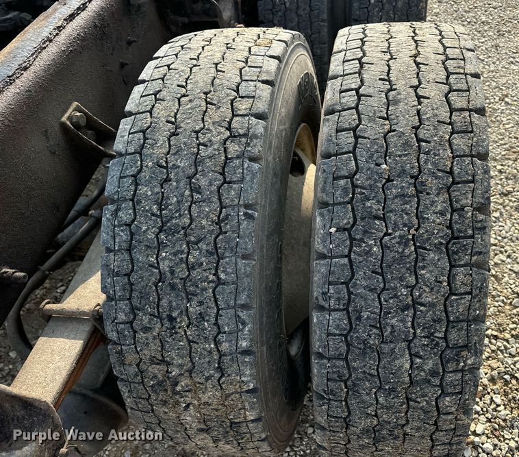 image for item EN4504 2006 International 4400 truck cab and chassis