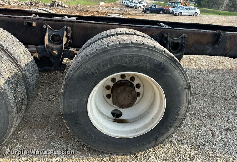 image for item EN4504 2006 International 4400 truck cab and chassis