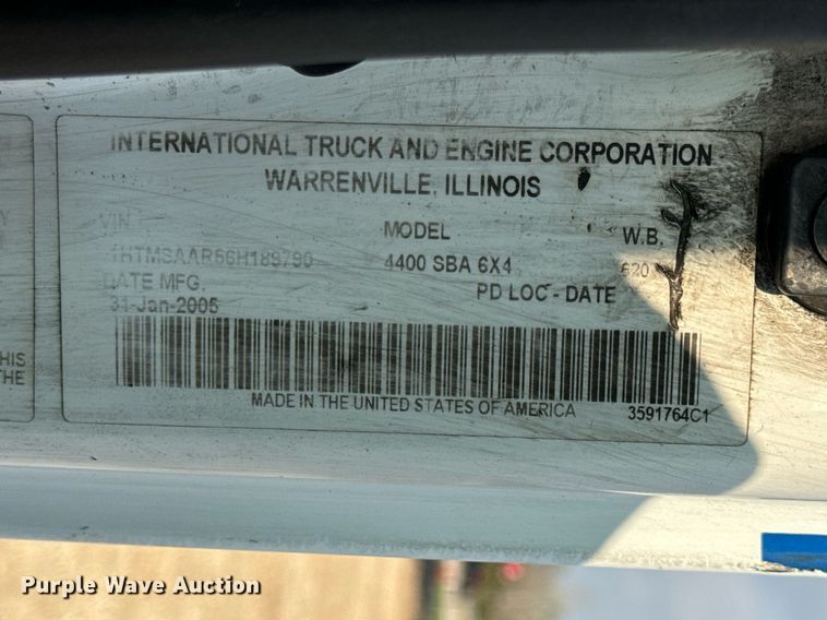 image for item EN4504 2006 International 4400 truck cab and chassis