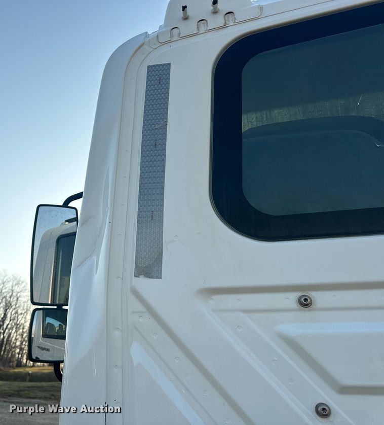 image for item EN5201 2010 International DuraStar 4300 truck cab and chassis