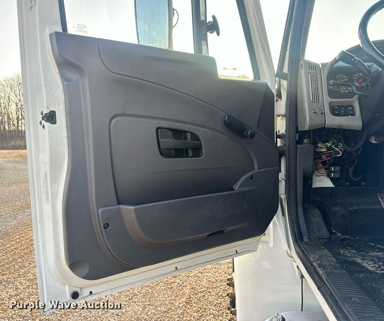image for item EN5201 2010 International DuraStar 4300 truck cab and chassis