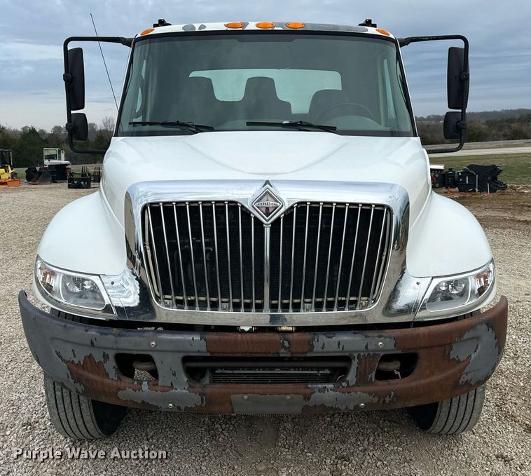 image for item EN5215 2006 International 4300 truck cab and chassis