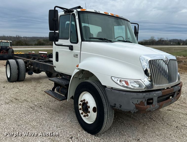 image for item EN5215 2006 International 4300 truck cab and chassis