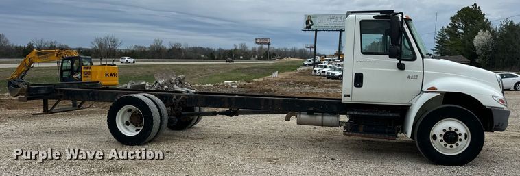 image for item EN5215 2006 International 4300 truck cab and chassis