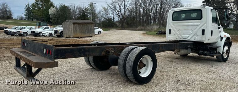 image for item EN5215 2006 International 4300 truck cab and chassis
