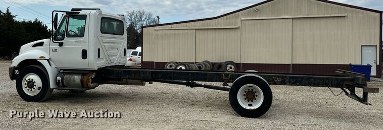 image for item EN5215 2006 International 4300 truck cab and chassis