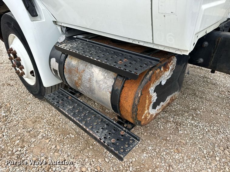 image for item EN5215 2006 International 4300 truck cab and chassis