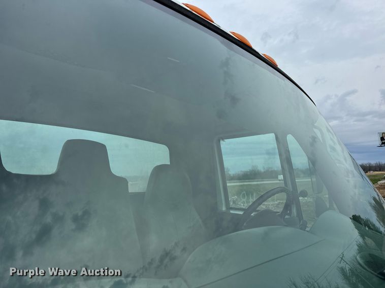 image for item EN5215 2006 International 4300 truck cab and chassis