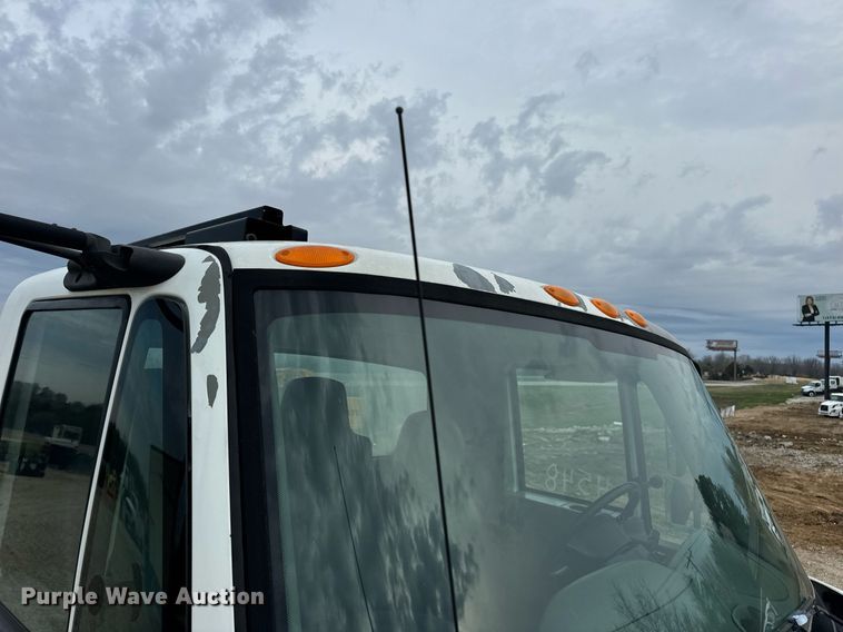 image for item EN5215 2006 International 4300 truck cab and chassis