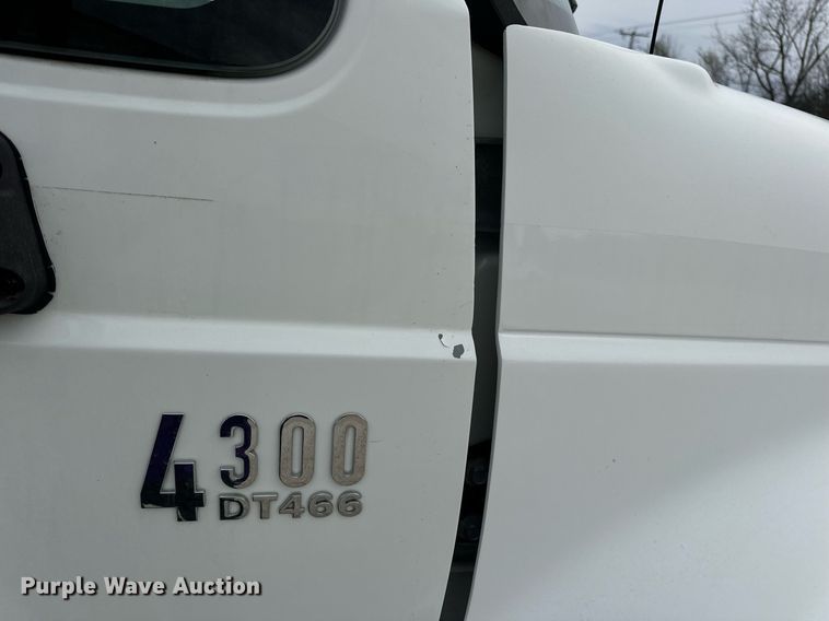 image for item EN5215 2006 International 4300 truck cab and chassis