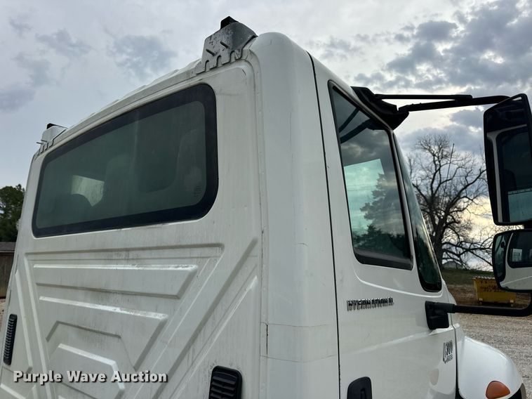 image for item EN5215 2006 International 4300 truck cab and chassis