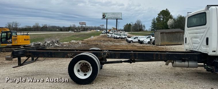 image for item EN5215 2006 International 4300 truck cab and chassis